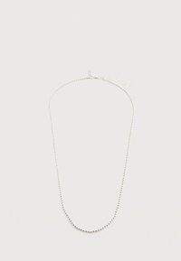 Λεπτό ασημένιο κολιέ με χάντρες, μικρό κούμπωμα σχήματος αστακού και επιπλέον κρίκοι επέκτασης, σε λευκό φόντο.