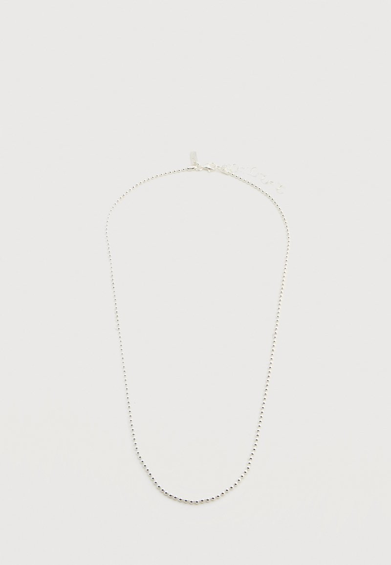 Λεπτό ασημένιο κολιέ με χάντρες, μικρό κούμπωμα σχήματος αστακού και επιπλέον κρίκοι επέκτασης, σε λευκό φόντο.