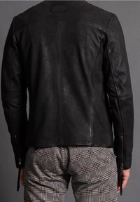 Svart läderjacka med en slät textur, som har hög halsringning, blixtlåsförsedda muddar och en sydd detalj på ryggen.