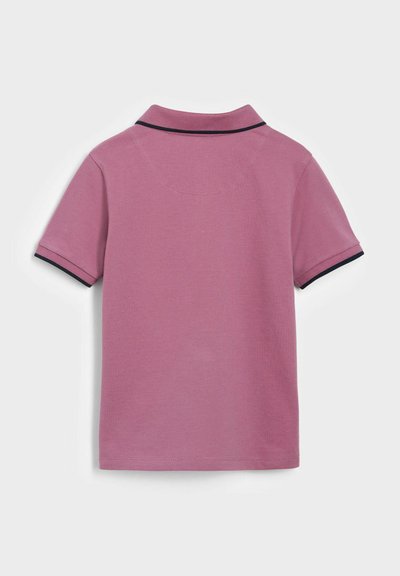 Kortærmet polo skjorte i blød pink bomuld, med en klassisk krave med marineblå kant og en lige kant. Bagfra ses ren syning.