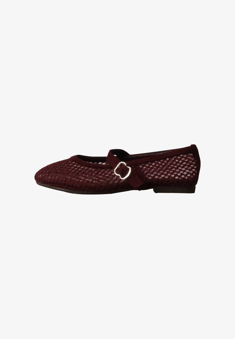 Chaussure plate Mary Jane en mesh rouge foncé avec bout arrondi et bride à boucle argentée, affichée de profil sur fond blanc.