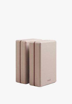 Due blocchi yoga beige con una superficie liscia, caratterizzati da una striscia marrone lungo i lati. Gli angoli sono leggermente arrotondati. Logo del marchio visibile.