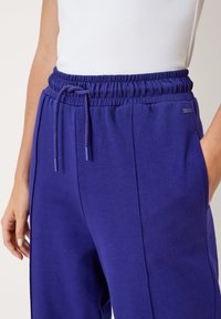 QS JOG MIT ZIERNAHT - Jogginghose - ozeanblau