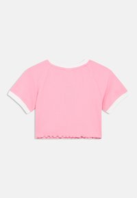 Tricou scurt roz din material nervurat, cu margini albe la guler și mâneci, având tiv plisat.