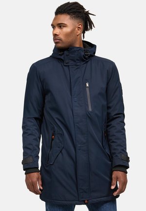Parka di colore blu navy con cappuccio, davanti con zip, tasche laterali e polsini elasticizzati. Realizzata in un materiale liscio e resistente all'acqua.