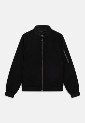 Veste bomber noire avec fermeture éclair à l'avant, poignets et ourlet côtelés, poches latérales et poche à fermeture éclair sur la manche. Fabriquée en tissu lisse.