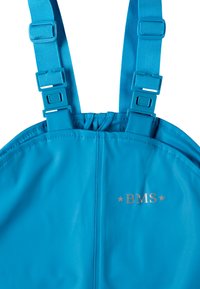 Blaue wasserdichte Latzhose mit verstellbaren Trägern, die eine glänzende Textur aufweist und ein goldenes "BMS"-Logo mit Sternen, die das Design akzentuieren.