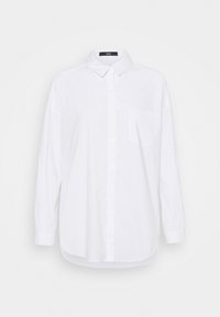 Chemise blanche à manches longues avec boutons, col et poche poitrine, présentée sur un fond blanc uni.