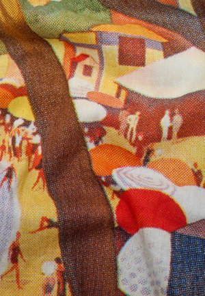 Section de tissu imprimé montrant une scène de village avec des arbres, des maisons et de petites figures humaines dans des couleurs chaudes d'automne.