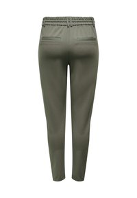 Pantalon fuselé vert olive avec taille élastique, passants pour ceinture et deux poches passepoilées horizontales à l'arrière.