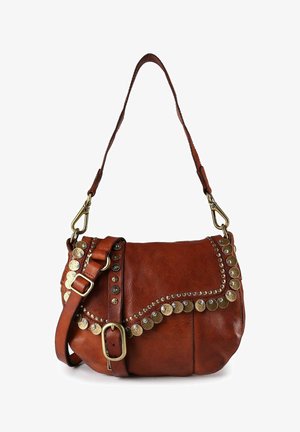 Sac à main en cuir marron au design incurvé, orné de clous circulaires dorés, avec une bandoulière amovible fixée par une boucle.