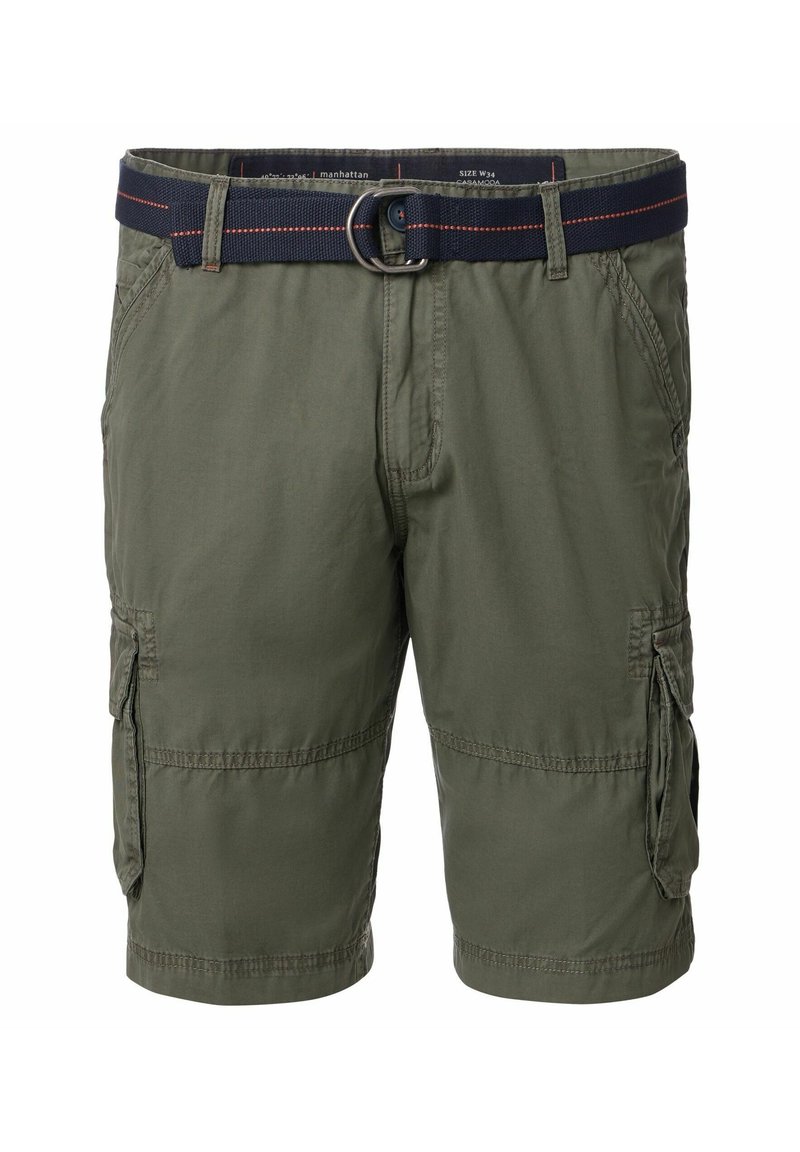 Olivgrüne Cargo-Shorts aus leichtem Material. Sie verfügen über einen marineblauen Gürtel mit roten Akzenten und mehrere Seitentaschen.