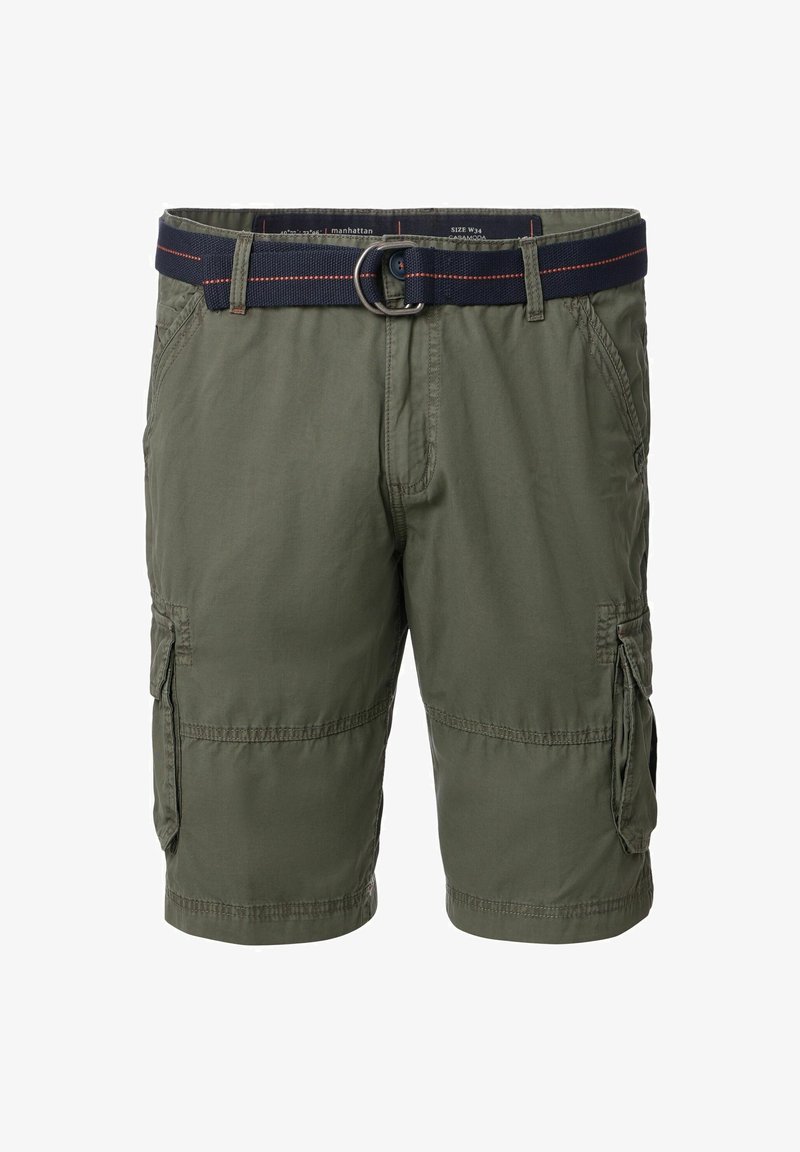 Olivgrüne Cargo-Shorts aus leichtem Material. Sie verfügen über einen marineblauen Gürtel mit roten Akzenten und mehrere Seitentaschen.