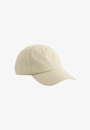 Cappellino da baseball beige con visiera curva e cuciture visibili, realizzato in tessuto liscio, mostrato su sfondo bianco.