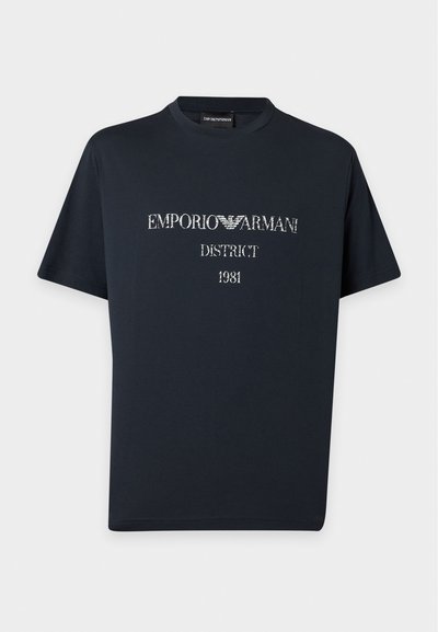 Μαύρο κοντομάνικο t-shirt με λευκό κείμενο "EMPORIO ARMANI DISTRICT 1981" στο κέντρο μπροστά και στρογγυλή λαιμόκοψη.