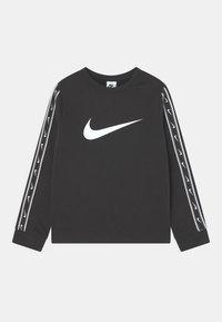 Felpa nera con maniche lunghe, caratterizzata da un grande logo Nike bianco sul petto e strisce bianche con piccoli logo lungo le maniche.