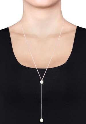 Silberne Anhänger-Nacklace mit einem Y-förmigen Design, das zwei weiße Perlen entlang einer dünnen Kette zeigt. Vor einem schwarzen Oberflächenhintergrund.