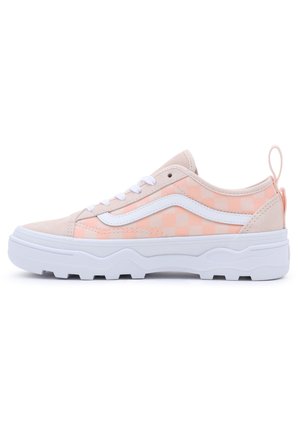 Sneaker in suede rosa e beige con motivo a scacchi, dettagli bianchi, lacci piatti e suola in gomma testurizzata per una maggiore aderenza.