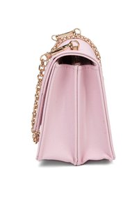 Borsa in finta pelle rosa chiaro con una forma strutturata, tracolla in catena dorata e due scomparti. Presenta una superficie texturizzata e accenti metallici.