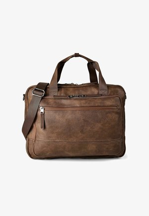 Braune Ledertasche mit zwei Griffen, verstellbarem Schultergurt und vorderer Reißverschlusstasche vor weißem Hintergrund.