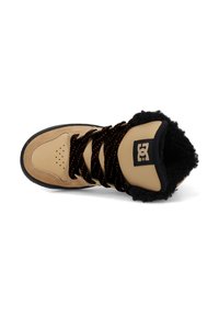 Helle braune Leder-Hochtop-Sneaker mit schwarzem strukturiertem Innenfutter, schwarzen Schnürsenkeln mit orangen Sprenkeln und einem Logo-Patch auf der Zunge.