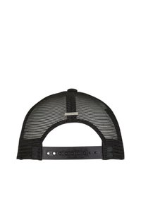 Svart trucker caps med nett bak og plastlås. Har en ensfarget svart frontpanel med en subtil logodetalj.
