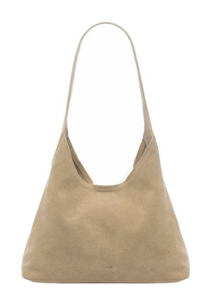 Beżowa torba na ramię z zamszu z pojedynczym paskiem, szerokim trójkątnym kształtem oraz subtelnym logo OCHNIK w dolnej części na środku.
