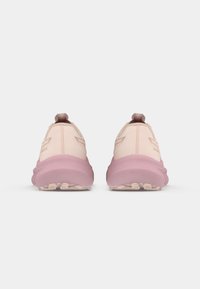 Helle rosa Laufschuhe mit strukturierter Oberfläche, ausgestattet mit einer gradienten rosa Sohle und einer Hinterziehschlaufe. Enthält minimale Markenkennzeichnung und ein klobiges Design.