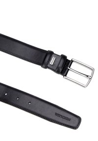 Cintura in pelle nera con fibbia in metallo argentato, texture liscia, cuciture rinforzate e logo del marchio impresso sulla cinghia.