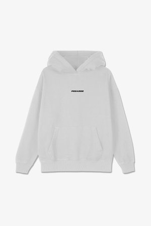 Bijela hoodie sa prednjim džepom i kapuljačom s vezicom. Sadrži crni tekst "PEGAODR" centriran na prsima. Mekani materijal od mješavine pamuka.