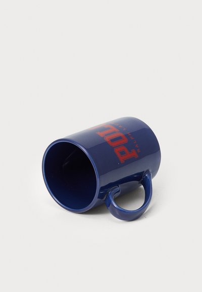Marine keramisk krus med rund form, et robust håndtak, og rød tekst som sier "Polo Ralph Lauren" på siden, plassert på en hvit overflate.