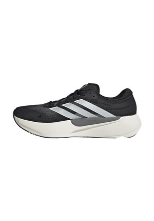 Schwarz-weißer Laufschuh mit weißer Sohle und drei weißen Streifen an der Seite, von außen betrachtet.