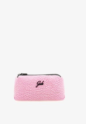 Bustina rettangolare rosa con motivo strutturato e zip nera, con un piccolo logo nero "Gabs" al centro davanti.
