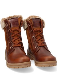 Braune Leder- und Wildlederstiefel mit Kunstfellfutter, ausgestattet mit Metall-Ösen, braunen Schnürsenkeln und einer stabilen Gummisohle. An der Rückseite befindet sich ein Markenetikett.