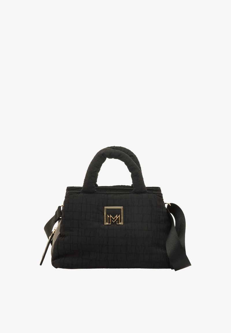 Bolso de mano acolchado negro con asas acolchadas, acento de logo dorado, correa de hombro desmontable y tela texturizada. Cuenta con cierre de cremallera.