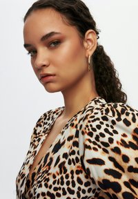 adL PATTERNED DOUBLE BREASTED  - Jurk - leopard