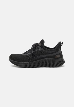 Zwarte sportieve sneakers met een ademend bovenwerk van mesh, een gestructureerde zool en dunne veters. Heeft een strak design en subtiele logo-accenten.
