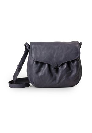 Borsa a tracolla in pelle viola scuro con chiusura a patta, tracolla regolabile, texture morbida e dettagli hardware sottili.