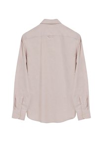 Maglietta a maniche lunghe rosa chiaro con colletto a punta, polsini abbottonati e bordo dritto. Presenta una texture di tessuto semplice e liscia senza motivi.