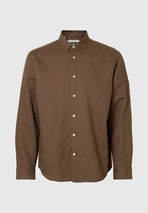 Camicia marrone a maniche lunghe con bottoni, colletto appuntito, bottoni bianchi e orlo leggermente curvo, esposta su sfondo grigio chiaro.