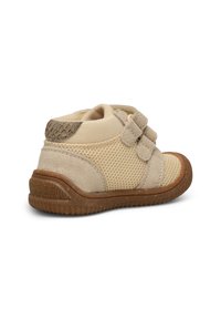 Beżowe buty dla malucha wykonane z siateczki i zamszu. Posiadają zapięcia na rzep, zaokrąglony czubek, teksturowaną gumową podeszwę oraz kontrastujący akcent z tyłu.