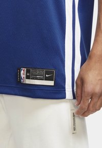 Basketbalový dres modrý s bílými akcenty, síťovina, s etiketou s logem Nike, velikost 44 a brandingem NBA Swingman.