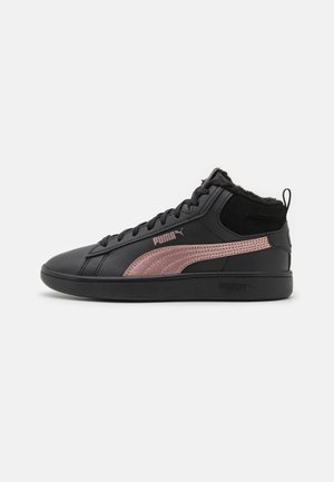 Fekete magasszárú bőr sneaker, rózsaszín velúr csíkkal, texturált részletekkel és párnázott bokarésszel a kényelem érdekében. Gumi talp.