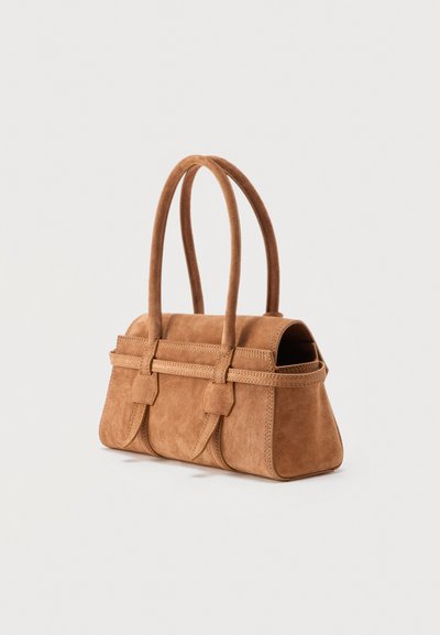 Sac à main en daim marron avec deux anses arrondies et une forme rectangulaire structurée sur fond uni.