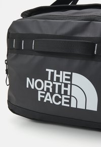 The North Face BASE CAMP VOYAGER DUFFEL 62L UNISEX - Sportinis krepšys - black/white