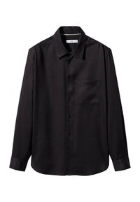 Chemise noire à manches longues en tissu lisse, avec un devant boutonné, un col et une poche poitrine. Coupe classique avec un ourlet droit.