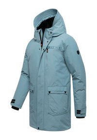 Gaiši zils izolēts parka mētels ar kapuci, ar rāvējslēdzēju priekšpusē, divām lielām priekšējām kabatām un melnām akcentu detaļām uz piedurknēm un pleciem.