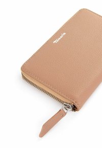 Portafoglio in pelle tan con finitura texturizzata, dotato di una cerniera argentata e un piccolo tirante in pelle. Logo impresso sulla parte anteriore.