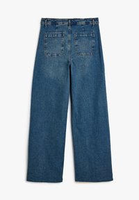 Jeans de mezclilla azul de pierna ancha con cintura alta, dos bolsillos traseros y un dobladillo sin terminar. La tela tiene un acabado ligeramente texturizado.