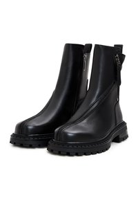 Botine negre din piele cu talpă groasă tip lug. Prezintă fermoare asimetrice și o tab alpulla la spate pentru o purtare ușoară. Textură netedă.